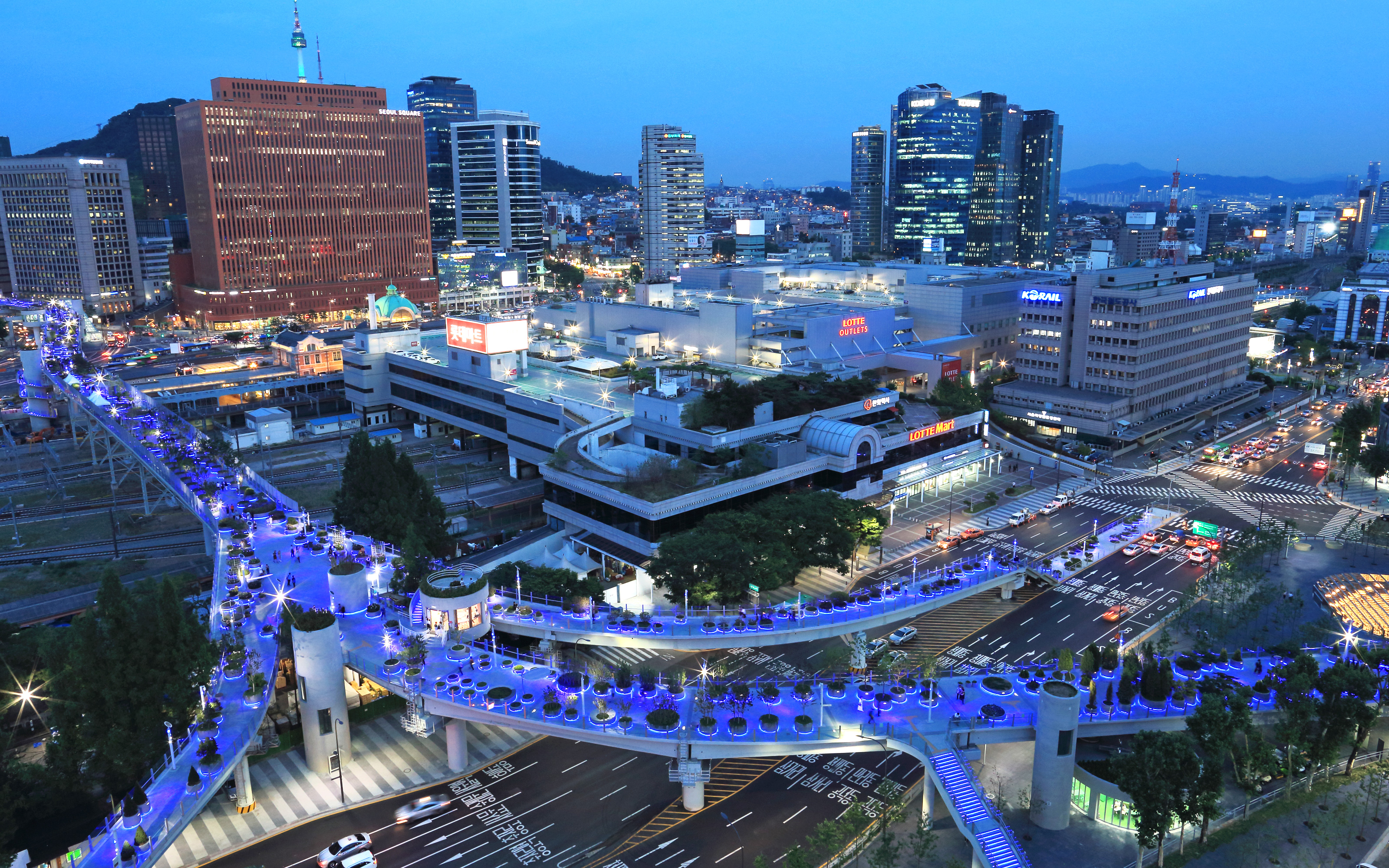The illuminated roof garden is even eye-catching at night-time. Large, illuminated roof garden in the city